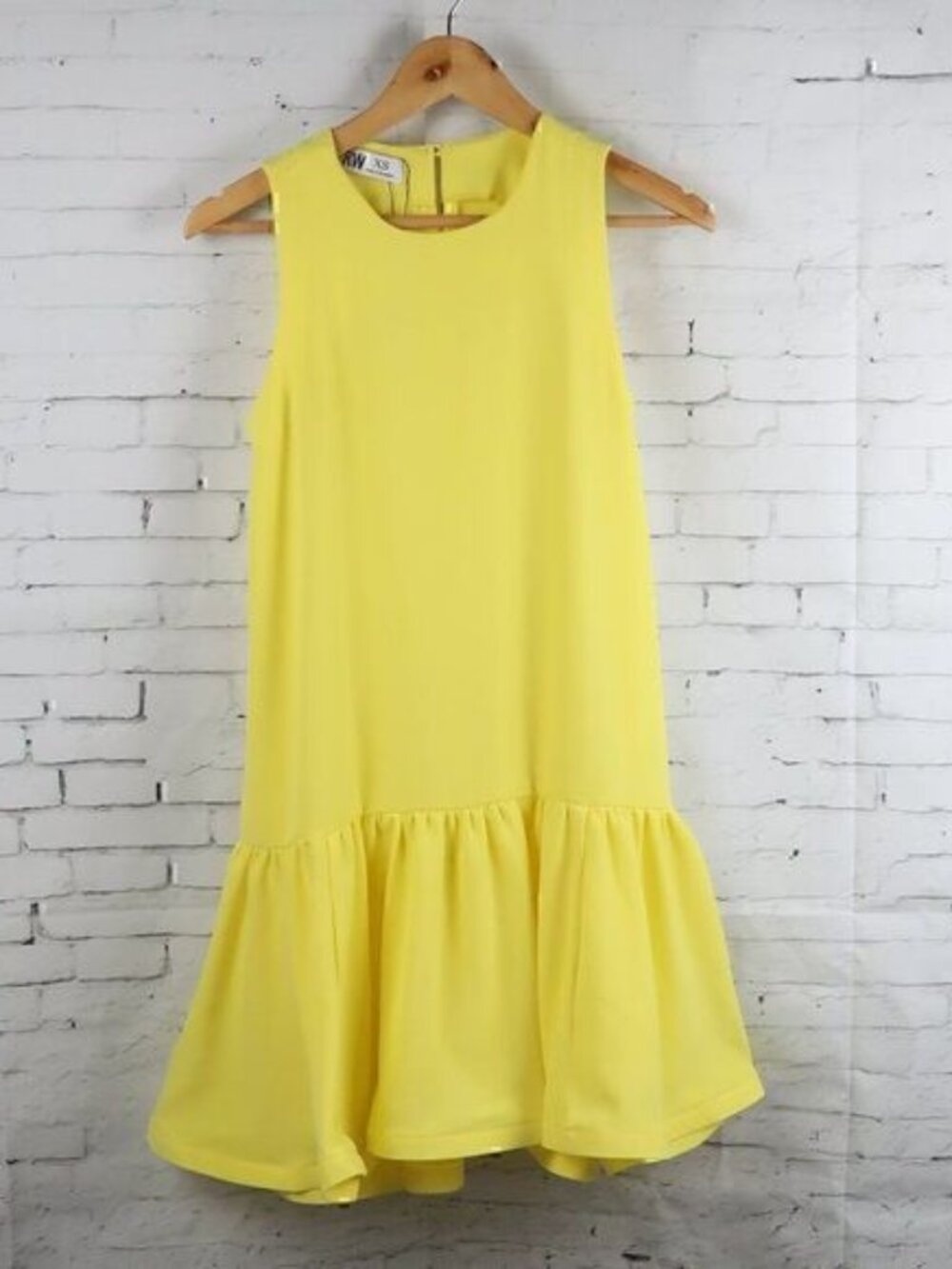 RW YELLOW SLEEVELESS ROUND NECK SHIFT DRESS WITH RUFFLE HEM SIZE XS